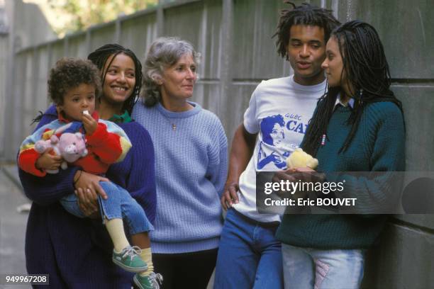 Yannick Noah avec sa mère Marie-Claire, sa soeur Nathalie et son fils Joakim lors du tournage d'un videoclip pour l'association Care France le 11...