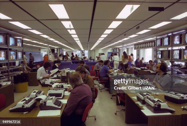 Journalistes dans une salle de presse dans les années 70. Circa 1970.