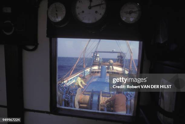 Marins pêcheurs à bord d'un chalutier en avril 1980, France.