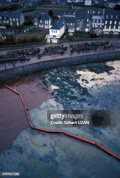 Opération de pompage de la marée noire sur les côtes bretonnes après le naufrage du pétrolier Amoco Cadiz en mars 1978 en France.