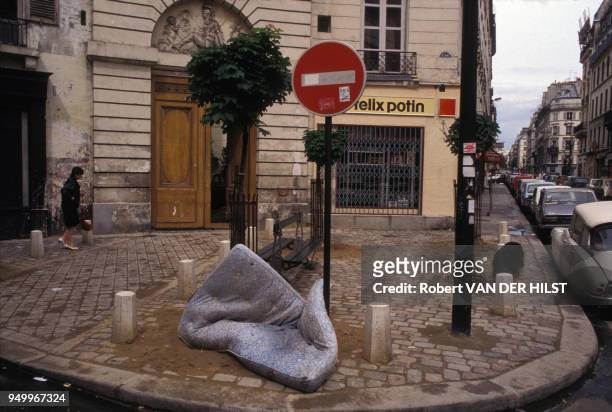 Matelas abandonné dans une rue de Paris dans les années 70. Circa 1970.