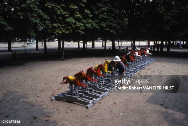 Jeux d'enfant au Jardin des Tuileries en mars 1985 à Paris, France.
