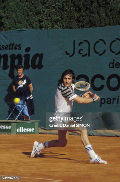 Ilie Nastase au tournoi de tennis de Monte-Carlo sur terre battue, circa 1970, à Monaco.