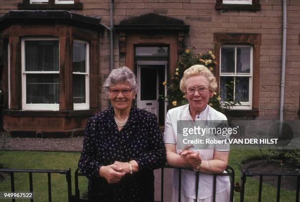 Femmes âgées devant leur maison à Edimbourg en Ecosse en juillet 1988, Royaume-Uni.
