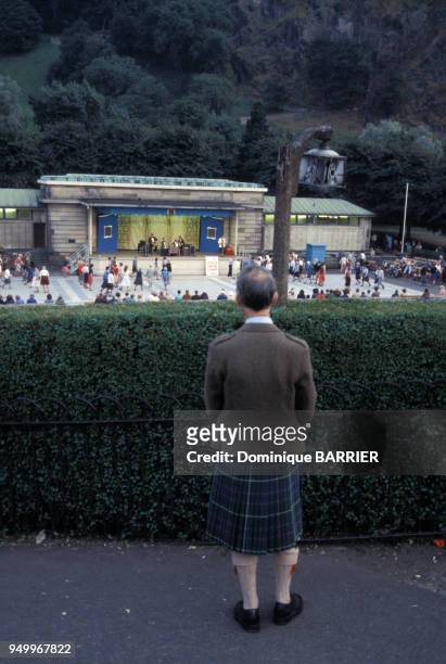Un Ecossais portant un kilt au Festival d'Edimbourg en octobre 1983, Royaume-Uni.