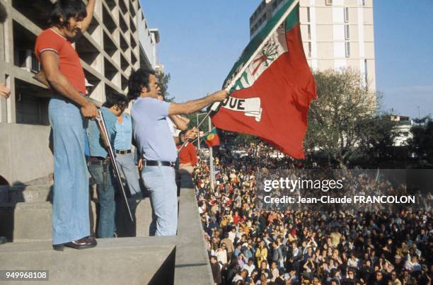 Manifestation devant le bâtiment de la radio pendant la guerre d'indépendance en 1974 à Lourenço Marques, Mozambique.