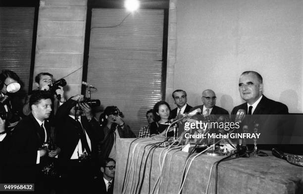 Georges Pompidou devant les journalistes et photographes pour la campagne des présidentielles, circa 1960, France.