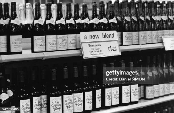 Rayon alimentaire dédié au Beaujolais nouveau, en mai 1975 dans un grand magasin de Londres, Royaume-Uni.