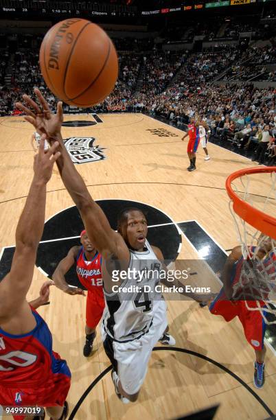 Theo Ratliff of the San Antonio Spurs shoots against Steve Novak of the Los Angeles Clippers on December 21, 2009 at the AT&T Center in San Antonio,...
