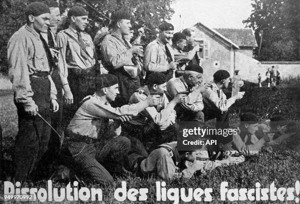 Carte postale prônant la dissolution des ligues fascistes vers 1934 à Breuil Bois-Robert, France.