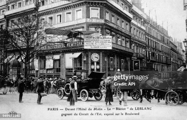 Aéroplane Blériot d'Alfred Leblanc devant l'Hôtel du Matin gagant du circuit de l'Est le 17 août 1910 à Paris, France.