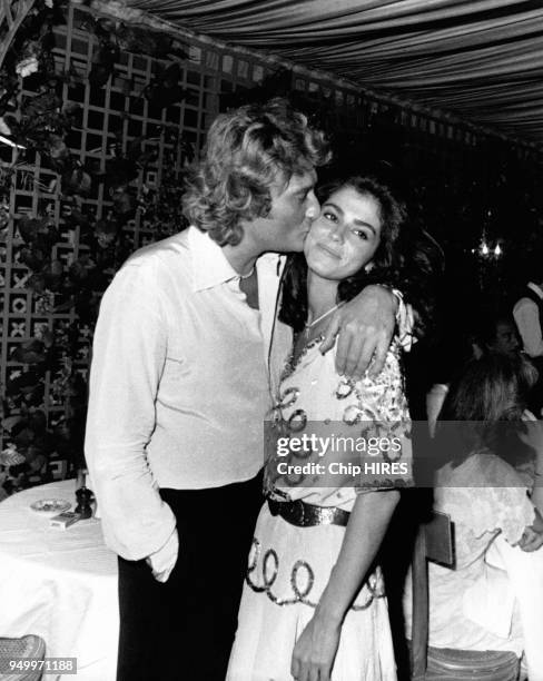 Le chanteur Johnny Hallyday embrasse sa nouvelle épouse, Babeth, le 3 décembre 1982 à Paris, France.