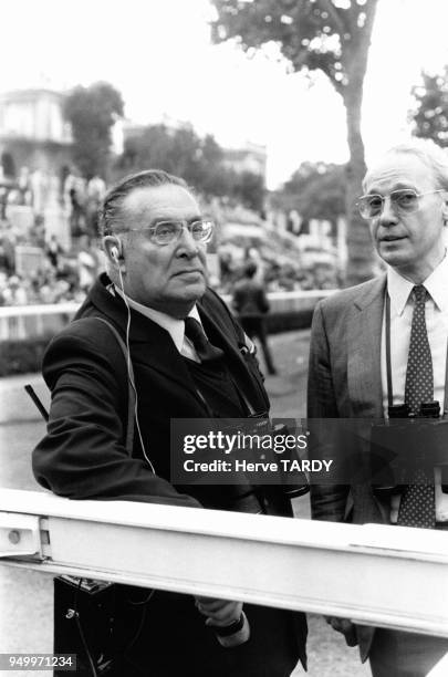 Le journaliste Léon Zitrone et le milliardaire Stavros Niarchos au Grand prix de l'Arc de Triomphe le 2 octobre 1983 à Paris, France.