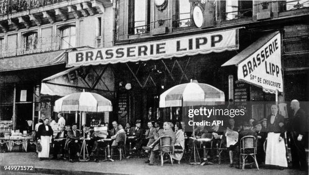 La brasserie Lipp à Paris, boulevard Saint Germain, France, early to mid 20th century.