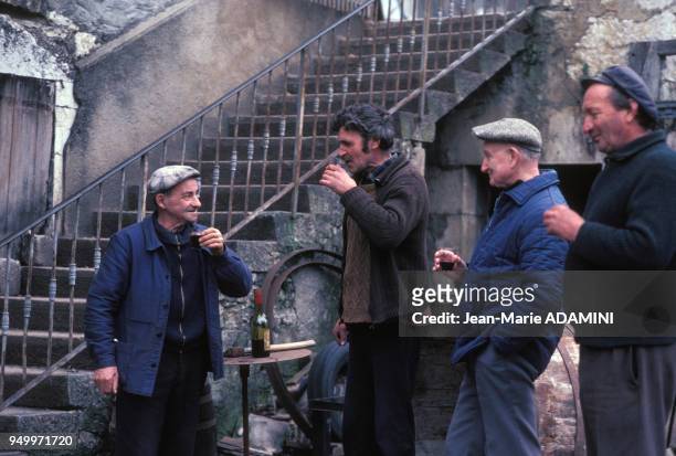 Agriculteurs dans l'Ain buvant du vin rouge lors d'une pause en février 1980, France.