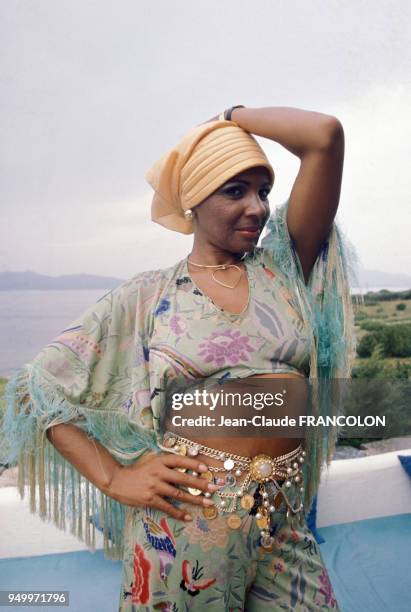 La chanteuse Shirley Bassey en Sardaigne en septembre 1975, Italie.