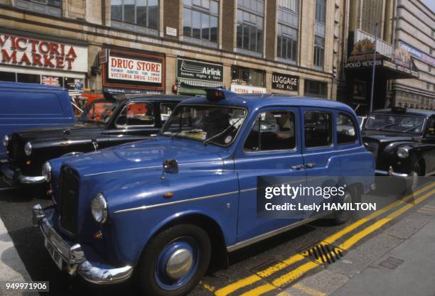 Taxi devant la gare Victoria à Londres dans les années 80, Angleterre. Circa 1980.