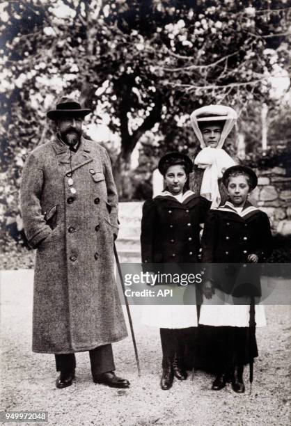 Le roi Ferdinand de Bulgarie en famille, avec son épouse Eleonore Reuss de Köstritz et ses deux fils les princes Boris et Cyril.