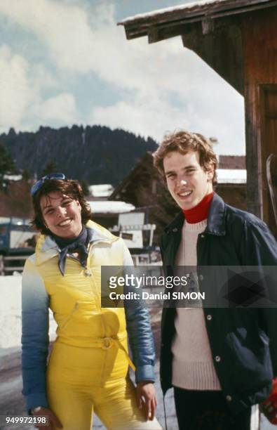 La princesse Caroline de Monaco et son frère le prince Albert aux sports d'hiver en mars 1976, France.