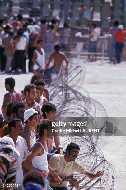 Civils chypriotes pro-Turquie prisonniers de la garde nationale en juillet 1974 à Limassol, Chypre.