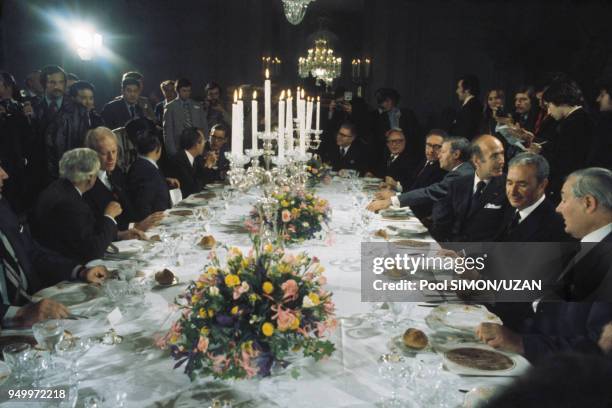 Valery Giscard d'Estaing, Helmut Schmidt et Henry Kissinger lors d'un diner à Rambouillet en 1975.