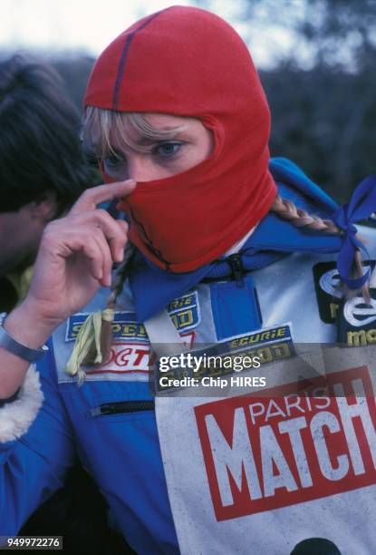 Femme portant une cagoule pendant le rallye Paris-Dakar en janvier 1981.