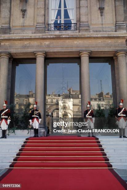 Tapis rouge et gardes républicains sur le perron du palais de l'Elysée, circa 1980, à Paris, France.