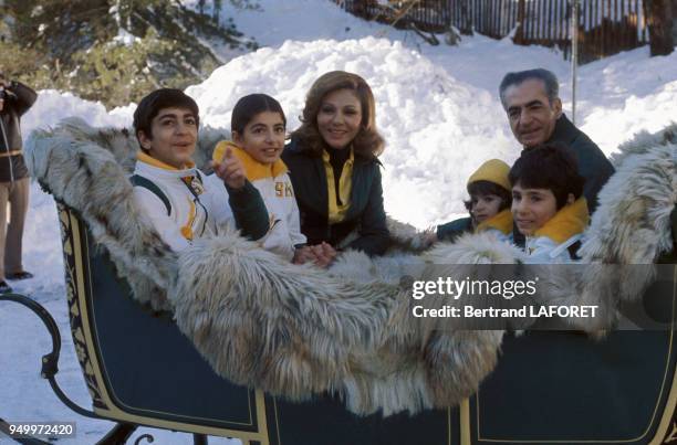 Le shah d'Iran et son épouse Farah Diba et leurs enfants Reza Pahlavi, Farahnaz Pahlavi, Leila Pahlavi et Ali-Reza Pahlavi aux sports d'hiver en...