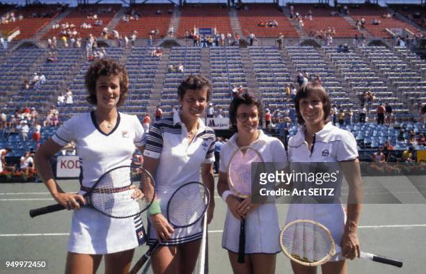 Les championnes de tennis Billie Jean King et Martina Navratilova avec à gauche Pam Shriver et Betty Stove lors d'un tournoi de tennis en août 1980 à...