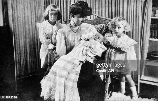 La reine Élisabeth de Belgique et ses enfants, la Princesse Marie-José et les Princes Léopold et Charles, en Belgique.