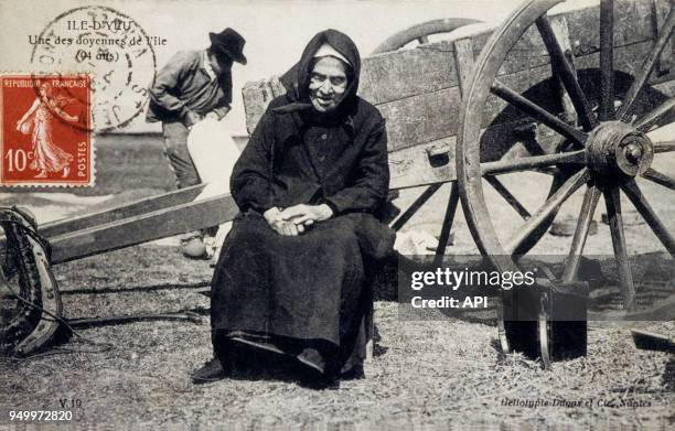 Femme âgée, doyenne de l'île d'Yeu, France.