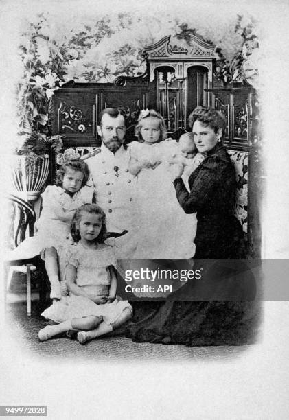 Portrait de la famille Romanov : Nicolas II de Russie et son épouse Alexandra avec leurs enfants Olga, Marie, Tatiana et Anastasia, à Saint...