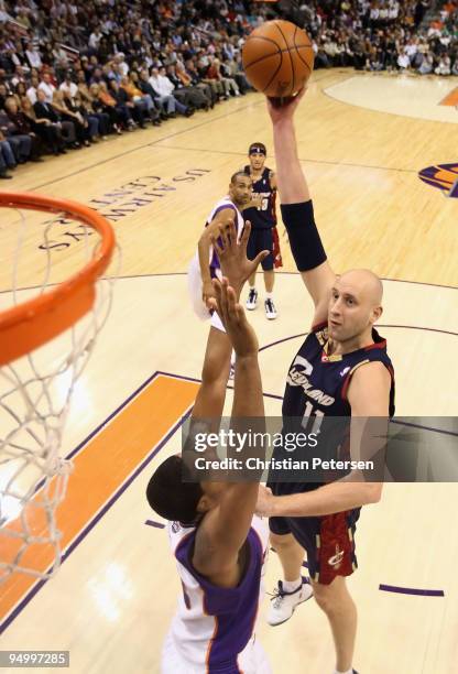 Zydrunas Ilgauskas of the Cleveland Cavaliers puts up a shot over Channing Frye of the Phoenix Suns during the NBA game at US Airways Center on...