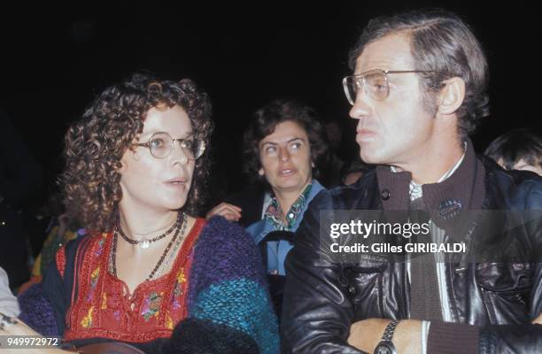 Laura Antonelli et Jean-Paul Belmondo assistent au match de boxe entre Emile Griffiths et Carlos Monzon le 3 juin 1973 à Monaco.