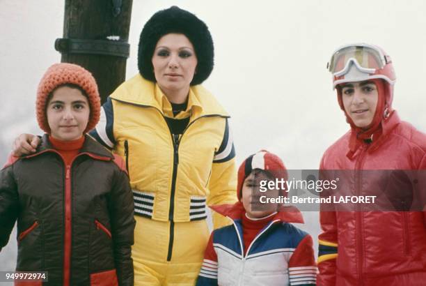 épouse du shah d'Iran Farah Diba et ses enfants Farahnaz Pahlavi, Leila Pahlavi et Ali-Reza Pahlavi aux sports d'hiver en janvier 1975 à...