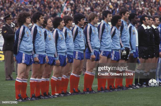 équipe de France de football, dont Michel Platini et Bernad Lacombe - 2e et 3e à gauche - lors du match contre l'Italie le 2 juin 1978 en Argentine.