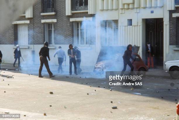 Affrontements entre forces de l'ordre et étudiants durant les évènements de Mai 68 à Paris, France.