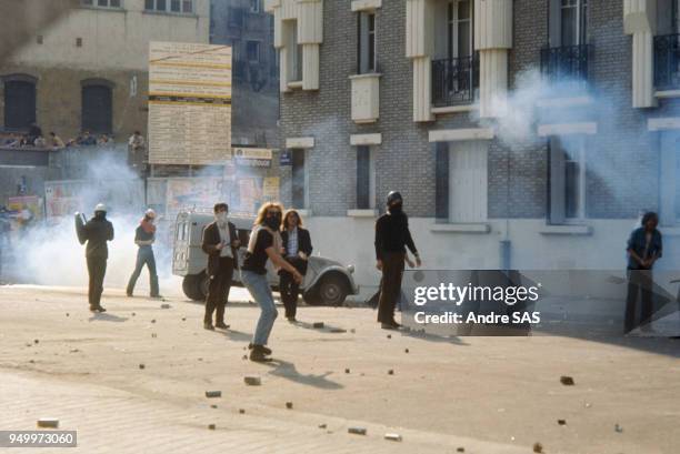 Affrontements entre forces de l'ordre et étudiants durant les évènements de Mai 68 à Paris, France.