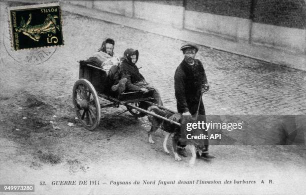 Paysans du Nord fuyant devant l'invasion des barbares à l'orée de la Première Guerre Mondiale en 1914, France.