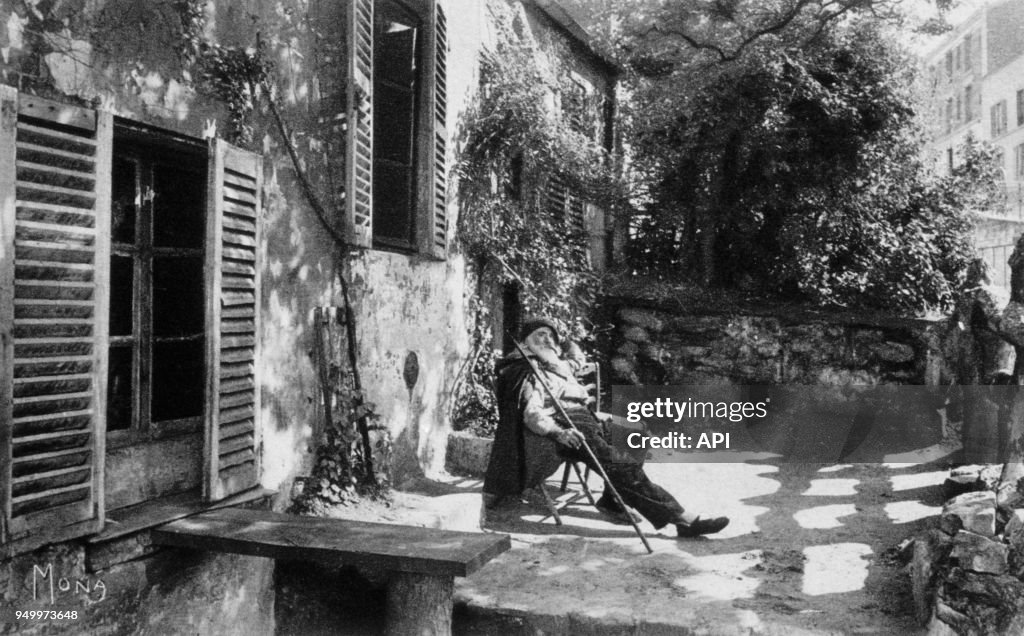 Le père Frédé devant l'entrée du 'Lapin Agile'