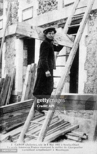 Juliette Caron, la seule femme en France exerçant le métier de Charpentier, sur un chantier à Montluçon, France.