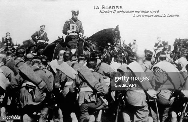 Le tsar Nicolas II présente une icône sacrée à ses troupes avant la bataille lors de la Première Guerre Mondiale.