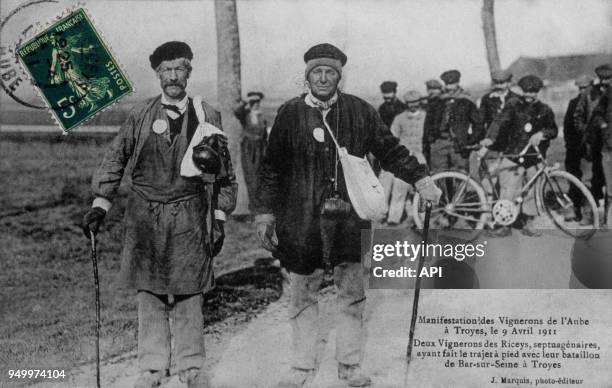 Deux vignerons septuagénaires et leur bataillon de Bar sur Seine lors de la manifestation des vignerons de l'Aube le 09 avril 1911 à Troyes, France.