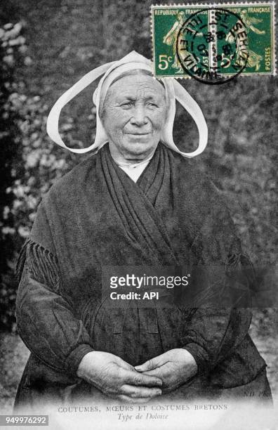 Femme bretonne en costume traditionnel breton avec coiffe, France.