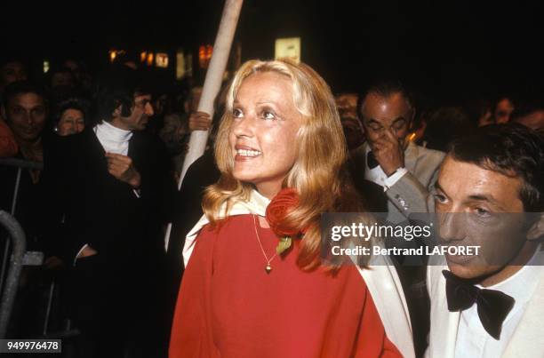 Jeanne Moreau lors de la présentation du film 'Chère Louise' réalisé par Philippe de Broca, en veste blanche, au Festival de Cannes en mai 1972,...