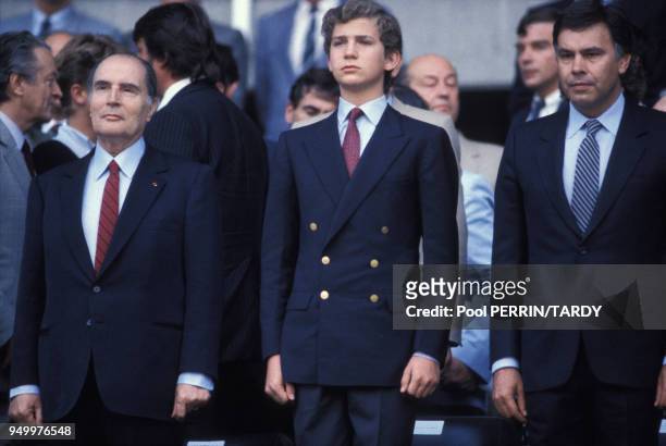 Le Président François Mitterrand, le Prince Felipe d'Espagne et le Premier Ministre espagnol, Felipe Gonzalez, assistent à la finale entre la France...