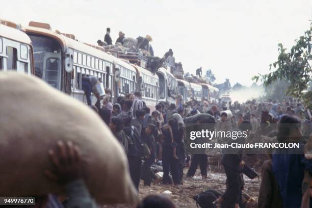 Fuite des habitants sud-vietnamiens de Nha Trang devant l'arrivée des troupes communistes, en avril 1975, Vietnam.