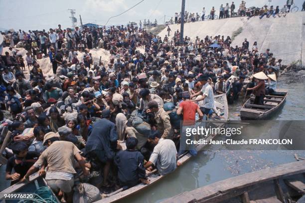 Fuite des habitants sud-vietnamiens de Nha Trang devant l'arrivée des troupes communistes, Vietnam.