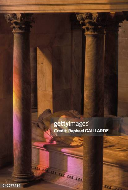 Mausolée dans la nécropole des rois de France à la basilique Saint Denis le 11 avril 1988 en France.