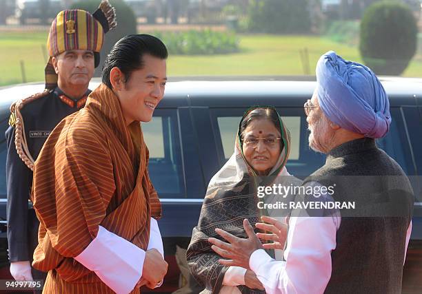 Indian Prime Minister Manmohan Singh speaks to King of Bhutan, Jigme Khesar Namgyel Wangchuck as Indian President Prathiba Singh Patil looks on...